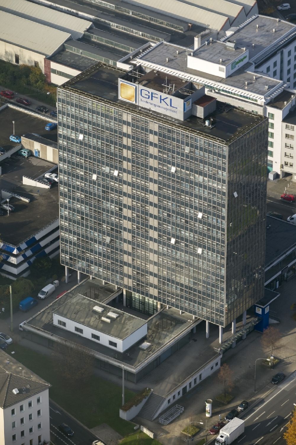 Essen von oben - Bürogebäude und Hauptsitz des Finanzdienstleisters GFKL Financial Services AG am Limbecker Platz in Essen im Bundesland Nordrhein-Westfalen