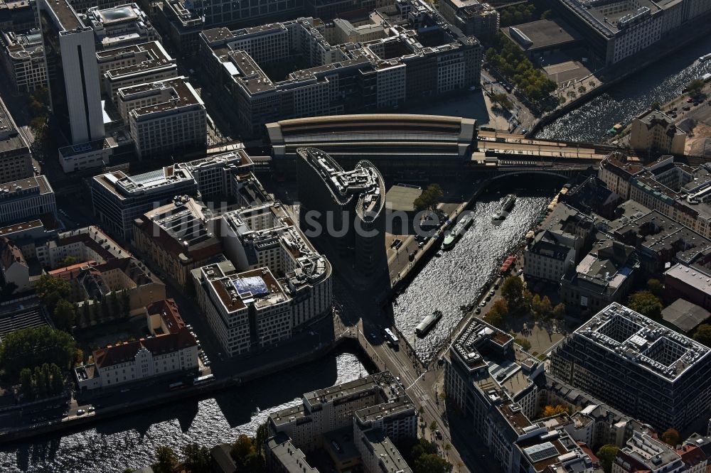 Berlin aus der Vogelperspektive: Bürogebäude Spreedreieck am Bahnhof Friedrichstraße in Berlin Mitte