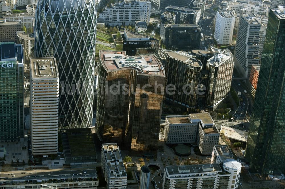 Luftbild Paris - Bürogebäude Tour Manhattan inmitten eines Büro- und Geschäftshaus- Ensembles im Hochhausviertel La Defense in Paris in Ile-de-France, Frankreich