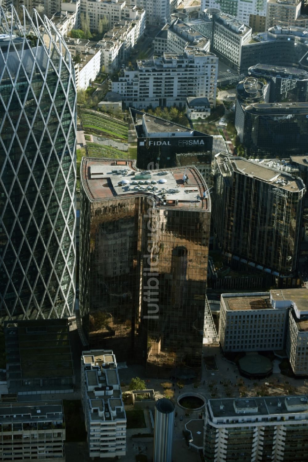 Luftaufnahme Paris - Bürogebäude Tour Manhattan inmitten eines Büro- und Geschäftshaus- Ensembles im Hochhausviertel La Defense in Paris in Ile-de-France, Frankreich
