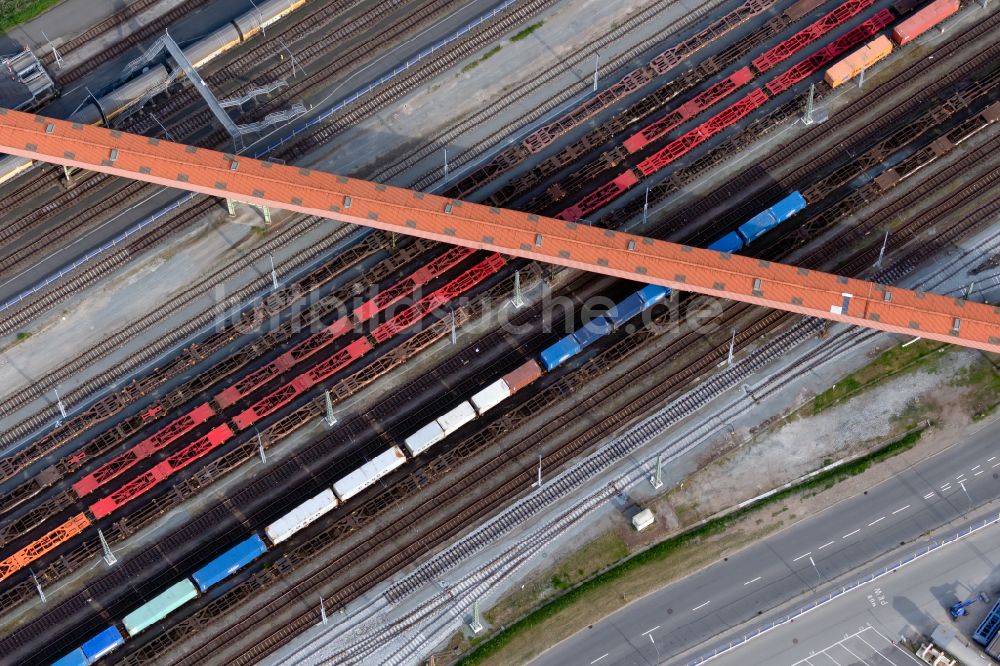 Bremerhaven aus der Vogelperspektive: Brücke über die Eisenbahngleise am Erzhafen in Bremerhaven im Bundesland Bremen, Deutschland