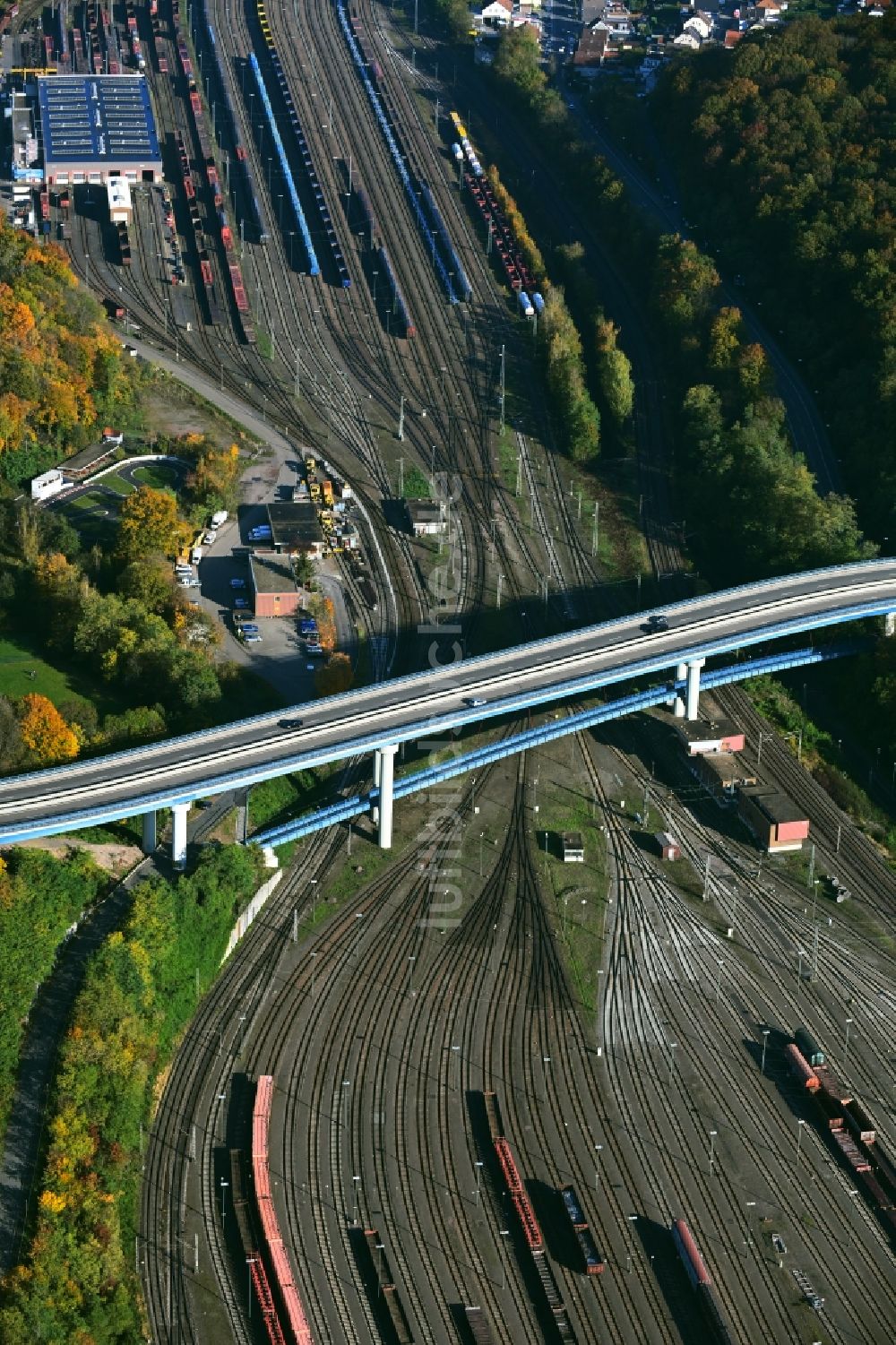 Luftaufnahme Saarbrücken - Brückenbauwerk über die Gleis- Streckenführung der Bahn Johannisbrücke in Saarbrücken im Bundesland Saarland, Deutschland