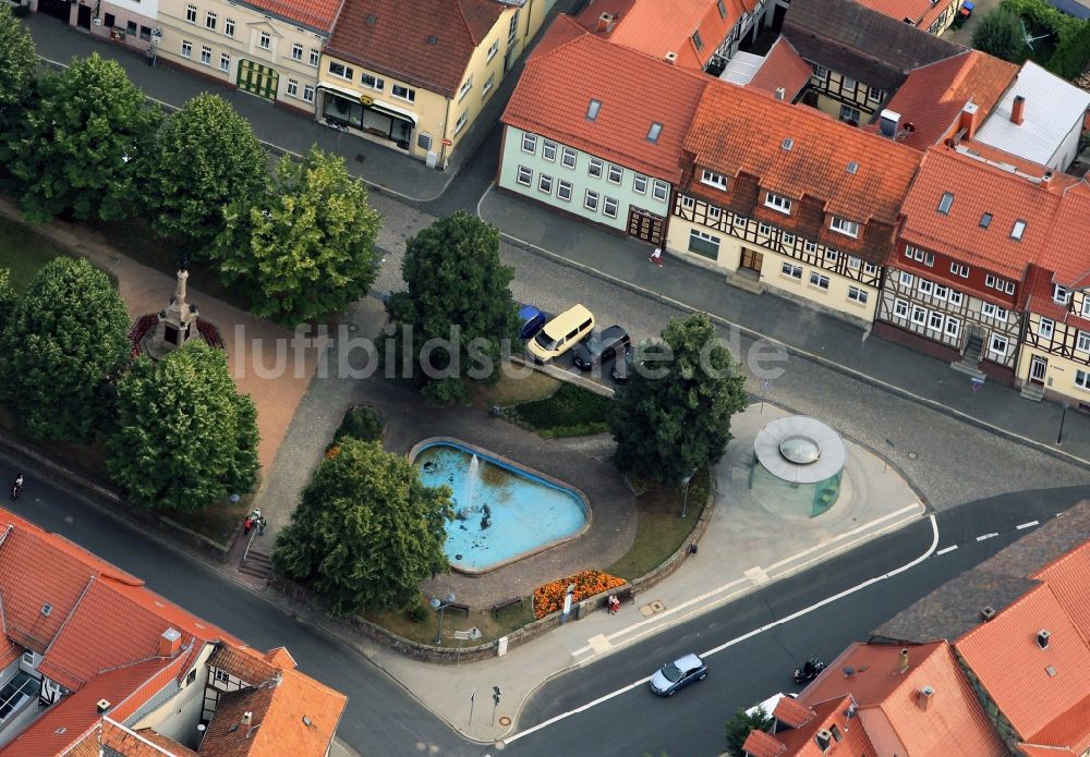 Luftbild Heilbad Heiligenstadt - Brunnen und Denkmal in der Lindenallee in Heilbad Heiligenstadt in Thüringen