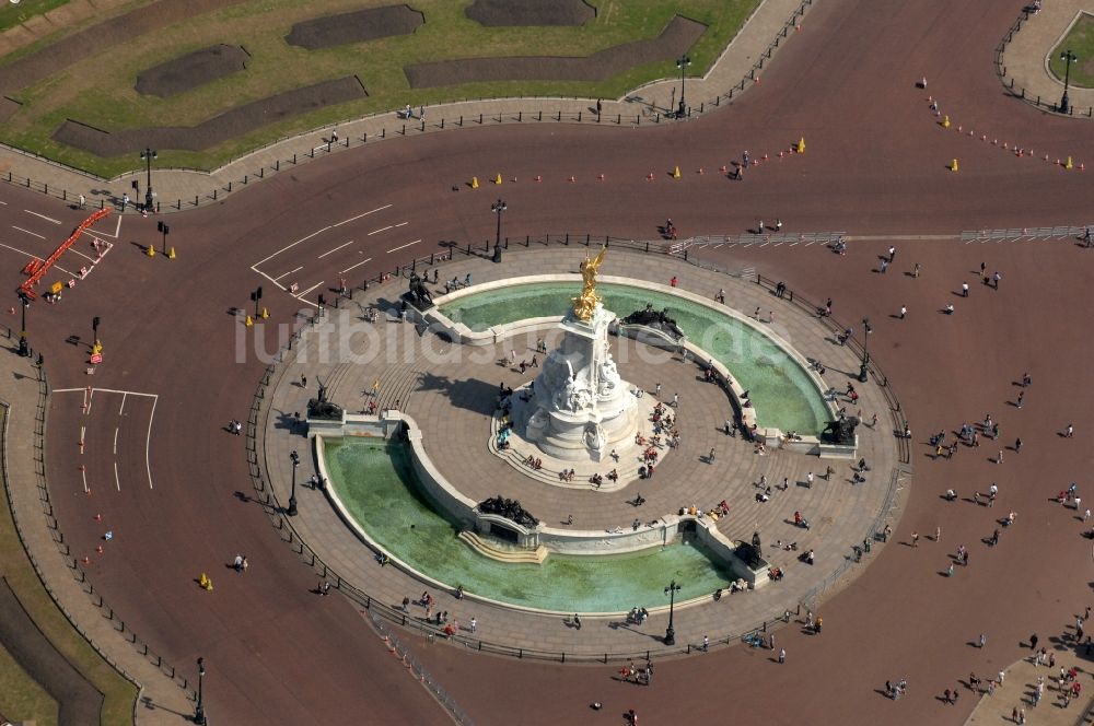 Luftaufnahme London - Brunnen am Victoria Memorial vor dem Buckingham Palace in London