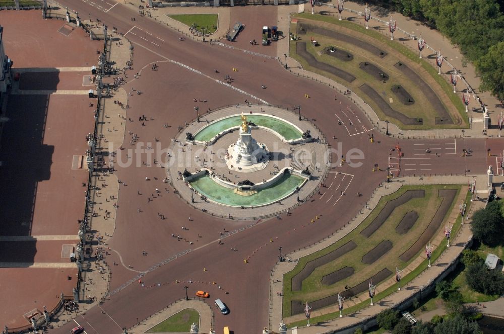 London von oben - Brunnen am Victoria Memorial vor dem Buckingham Palace in London