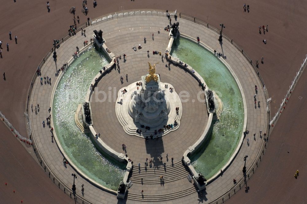 London aus der Vogelperspektive: Brunnen am Victoria Memorial vor dem Buckingham Palace in London