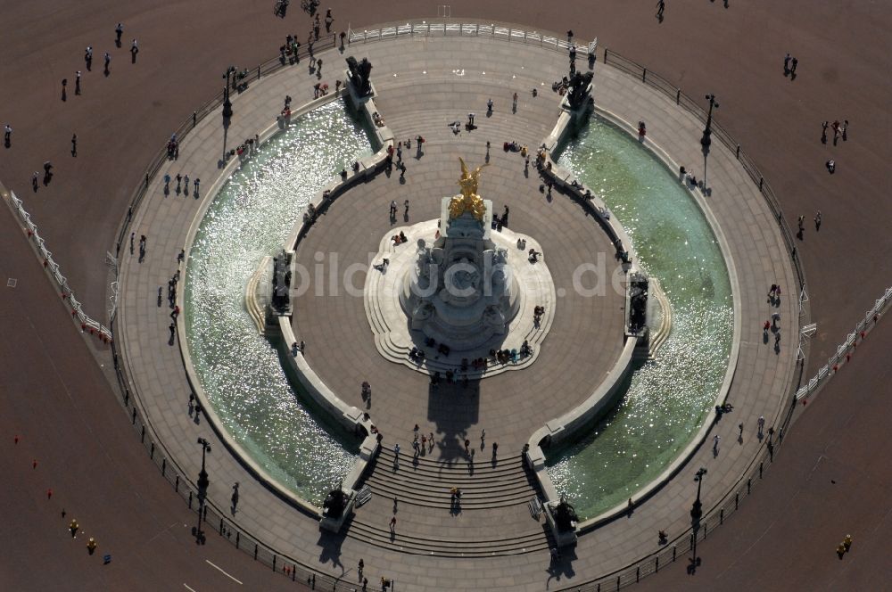 Luftbild London - Brunnen am Victoria Memorial vor dem Buckingham Palace in London