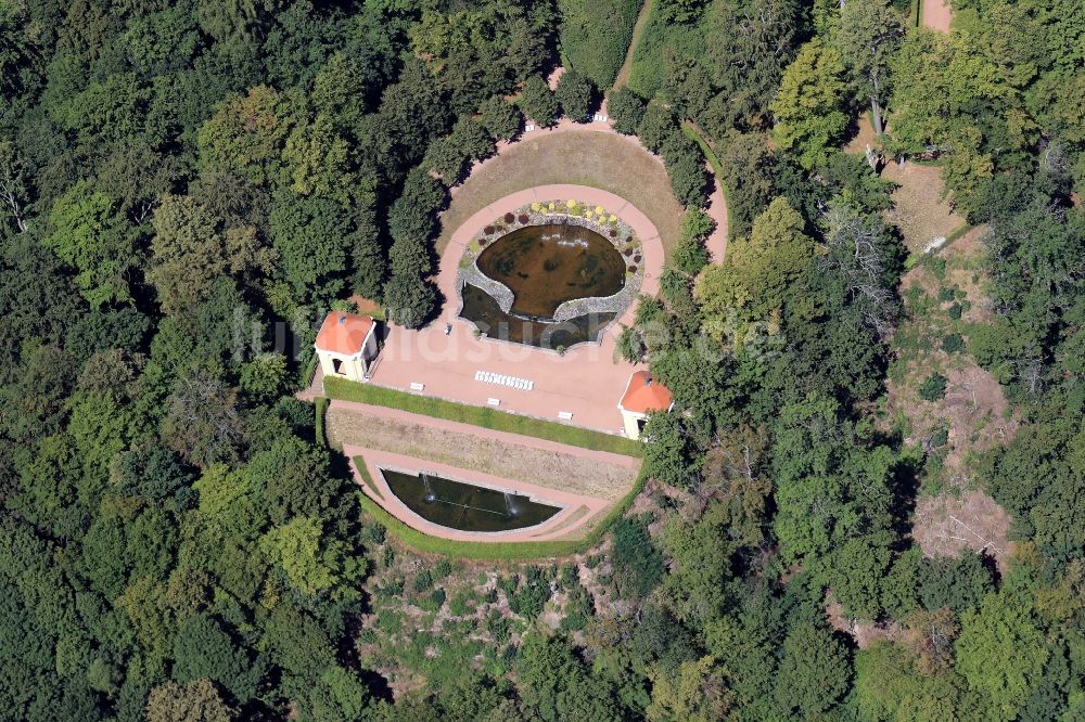 Lichtenwalde aus der Vogelperspektive: Brunnenensemble im Schloßpark von Schloß in Lichtenwalde im Bundesland Sachsen, Deutschland
