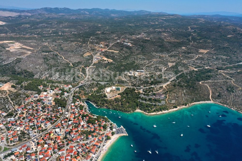 Luftbild Primosten - Bucht entlang der Meeres- Küste Adriatisches Meer in Primosten in Sibensko-kninska zupanija, Kroatien
