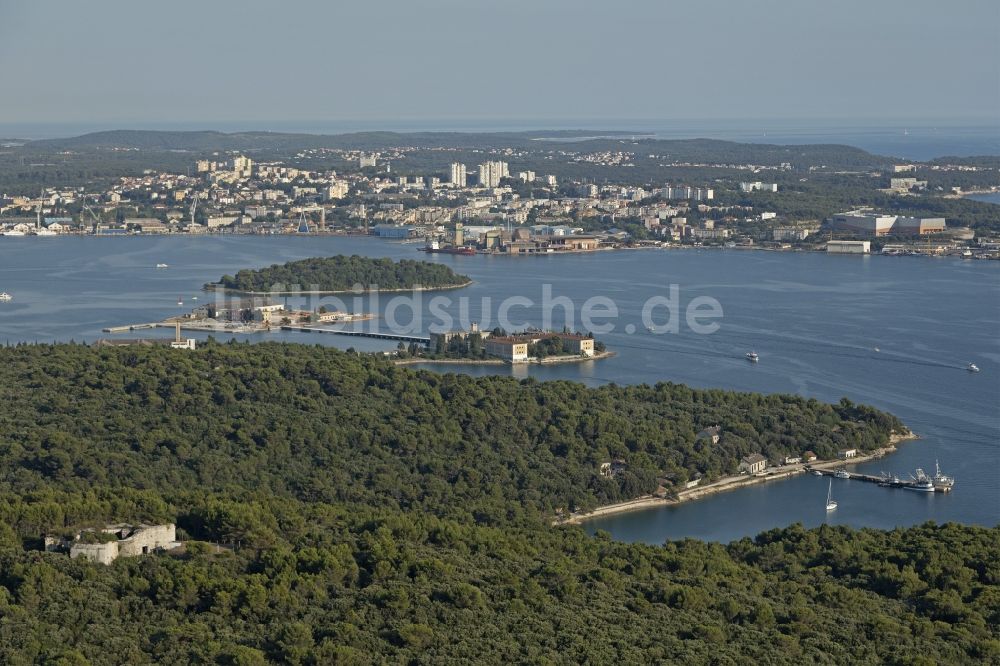 Luftbild Pula - Bucht entlang der Meeres- Küste Adriatisches Meer in Pula in Istirien - Istarska zupanija, Kroatien