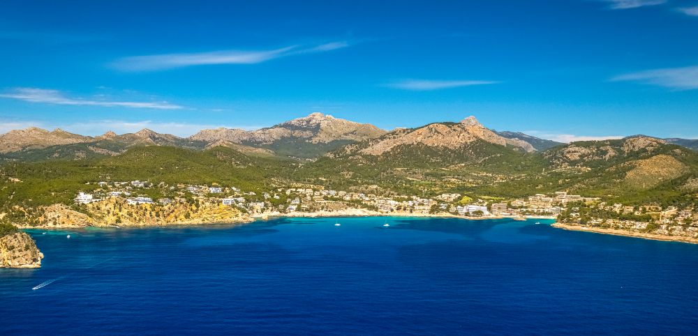 Andratx von oben - Bucht entlang der Meeres- Küste in Andratx in Balearische Insel Mallorca, Spanien