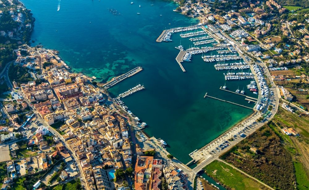 Luftaufnahme Andratx - Bucht entlang der Meeres- Küste des Balearen-Meer in Andratx auf der balearischen Mittelmeerinsel Mallorca, Spanien