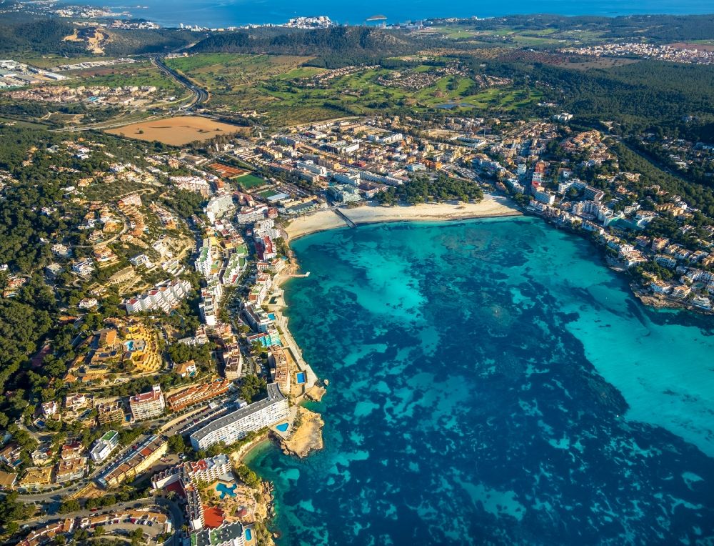 Luftbild Calvia - Bucht entlang der Meeres- Küste des Balearen-Meer in Calvia auf der balearischen Mittelmeerinsel Mallorca, Spanien