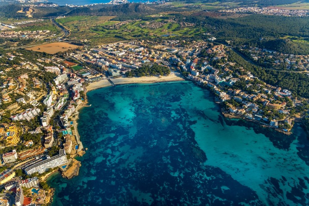 Luftaufnahme Calvia - Bucht entlang der Meeres- Küste des Balearen-Meer in Calvia auf der balearischen Mittelmeerinsel Mallorca, Spanien