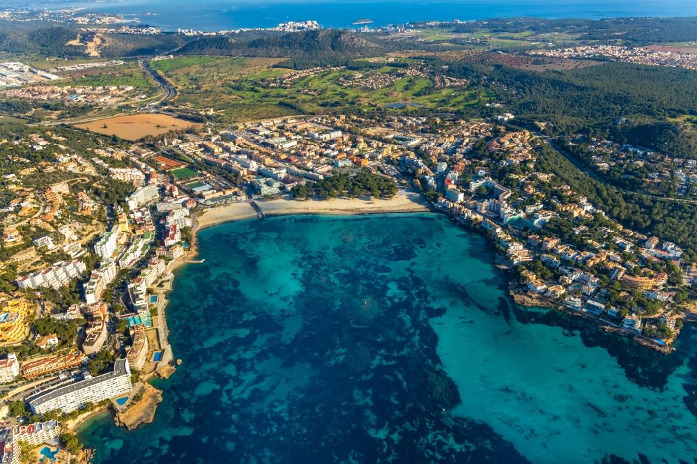 Calvia von oben - Bucht entlang der Meeres- Küste des Balearen-Meer in Calvia auf der balearischen Mittelmeerinsel Mallorca, Spanien