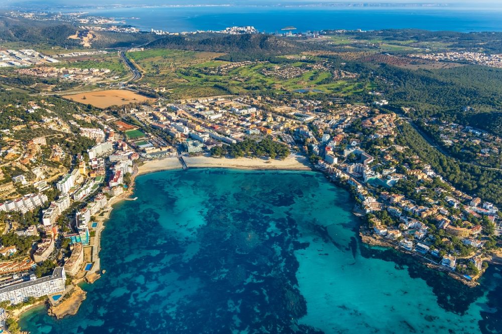 Calvia aus der Vogelperspektive: Bucht entlang der Meeres- Küste des Balearen-Meer in Calvia auf der balearischen Mittelmeerinsel Mallorca, Spanien