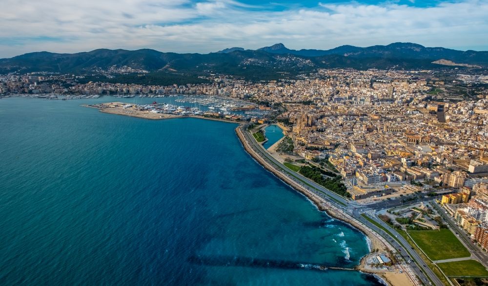 Luftbild Palma - Bucht entlang der Meeres- Küste des Balearen-Meer in Palma in Balearische Insel Mallorca, Spanien