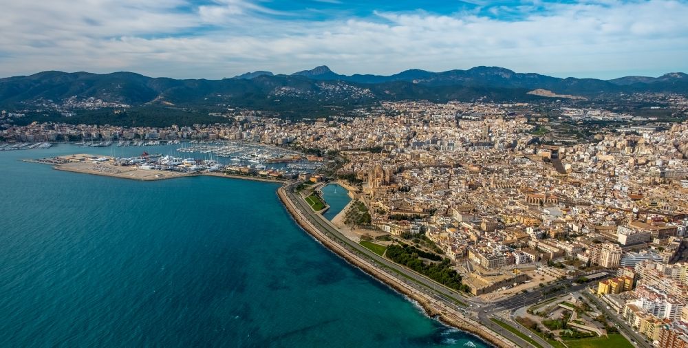 Luftaufnahme Palma - Bucht entlang der Meeres- Küste des Balearen-Meer in Palma in Balearische Insel Mallorca, Spanien
