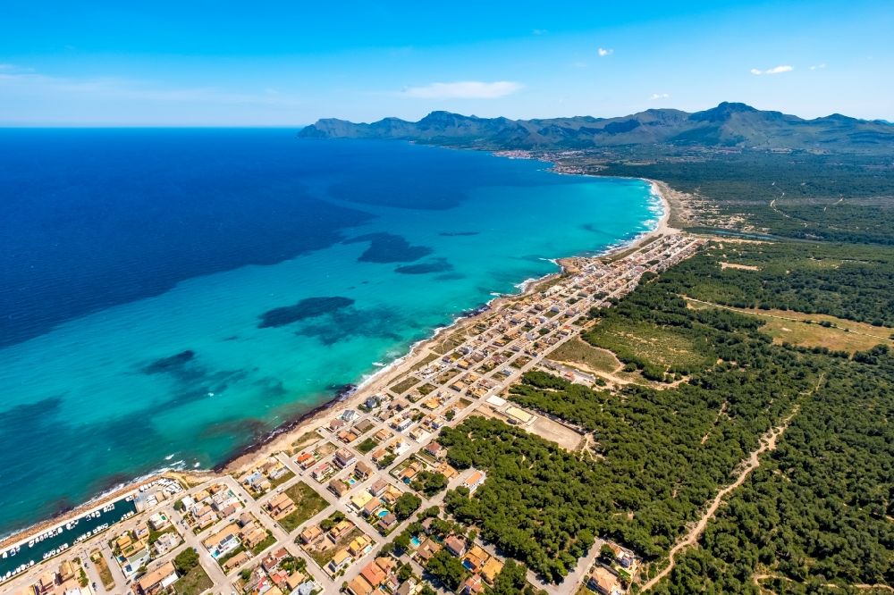 Luftbild Son Serra de Marina - Bucht entlang der Meeres- Küste des Balearen-Meer in Son Serra de Marina in Balearische Insel Mallorca, Spanien