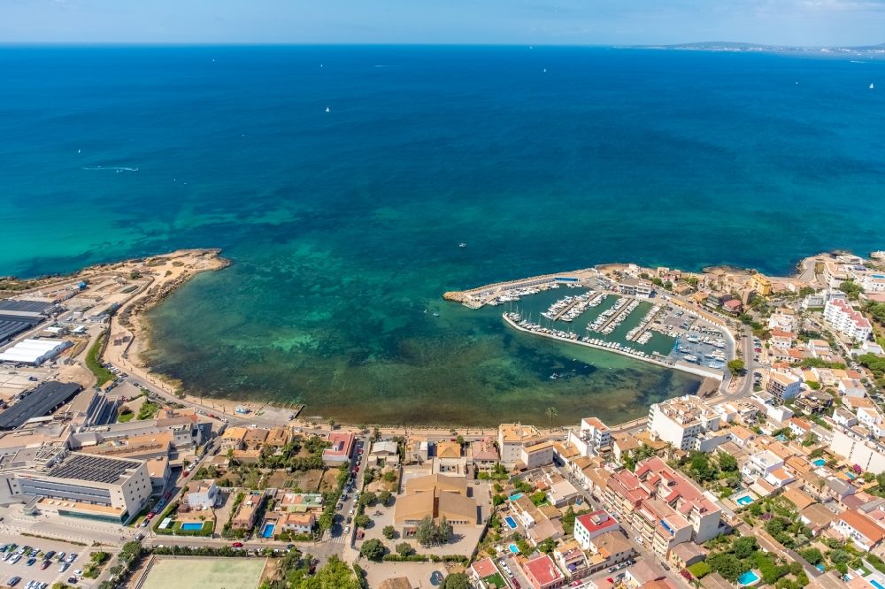Palma von oben - Bucht entlang der Meeres- Küste bei der Bucht Cala Gamba in Palma in Balearische Insel Mallorca, Spanien