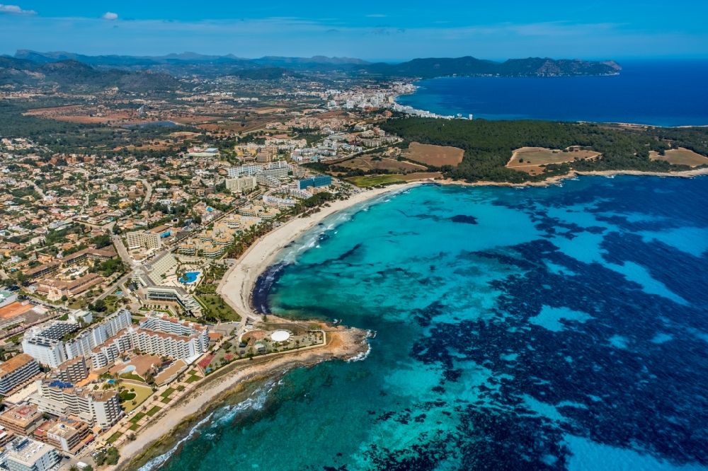 Luftbild Sa Coma - Bucht entlang der Meeres- Küste beim Platja de sa Coma an der Avinguda de les Savines in Sa Coma in Balearische Insel Mallorca, Spanien