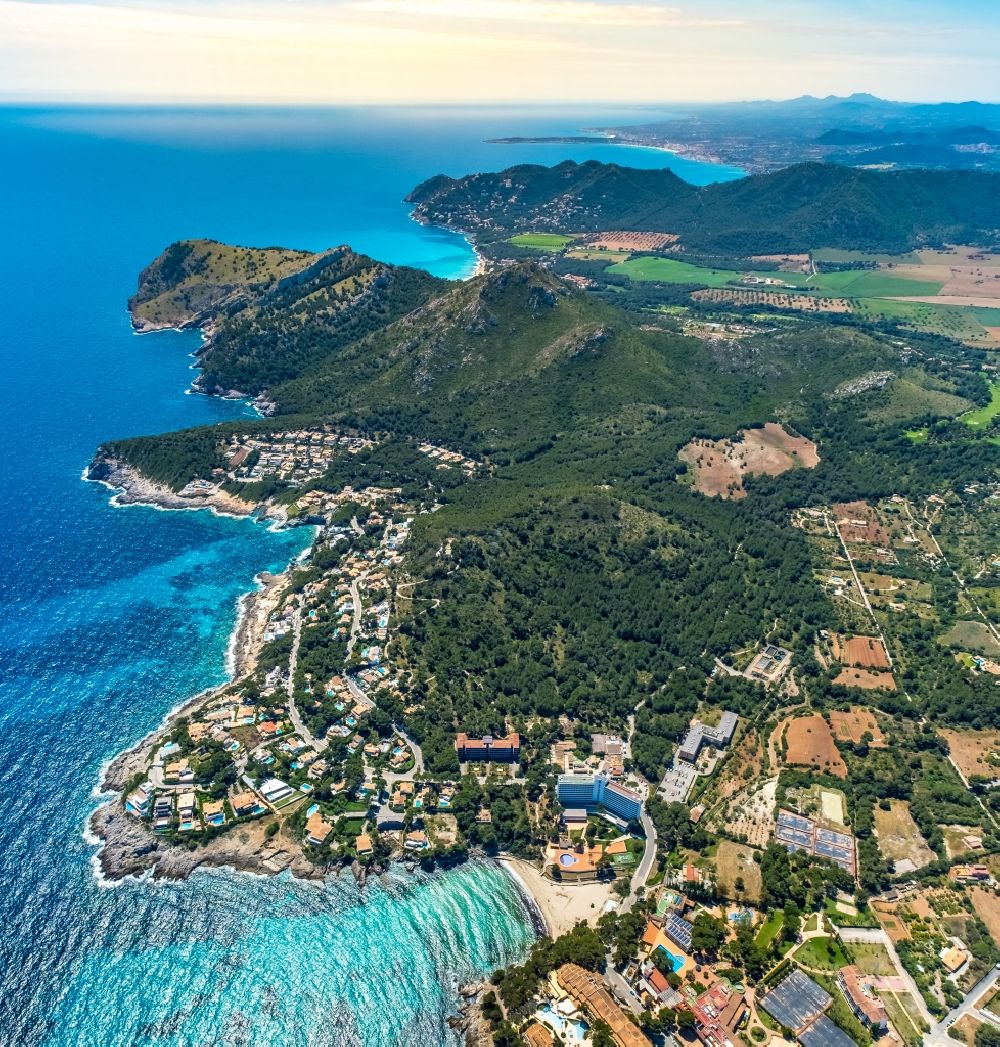 Luftbild Provensals - Bucht entlang der Meeres- Küste beim Strand in der Bucht N'Aladern bei Font de Sa Cala in Provensals in Balearische Insel Mallorca, Spanien