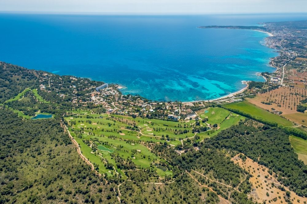 Son Servera von oben - Bucht entlang der Meeres- Küste mit Blick auf den Golfplatz Club de Golf de Son Servera bei Costa dels Pins in Son Servera in Balearische Insel Mallorca, Spanien