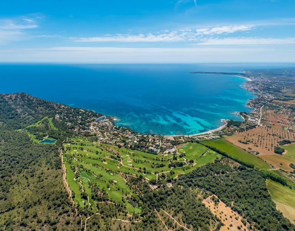 Son Servera aus der Vogelperspektive: Bucht entlang der Meeres- Küste mit Blick auf den Golfplatz Club de Golf de Son Servera bei Costa dels Pins in Son Servera in Balearische Insel Mallorca, Spanien