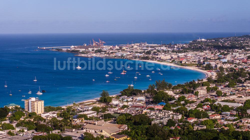 Bridgetown aus der Vogelperspektive: Bucht entlang der Meeres- Küste Bridgetown in Bridgetown in Saint Michael, Barbados