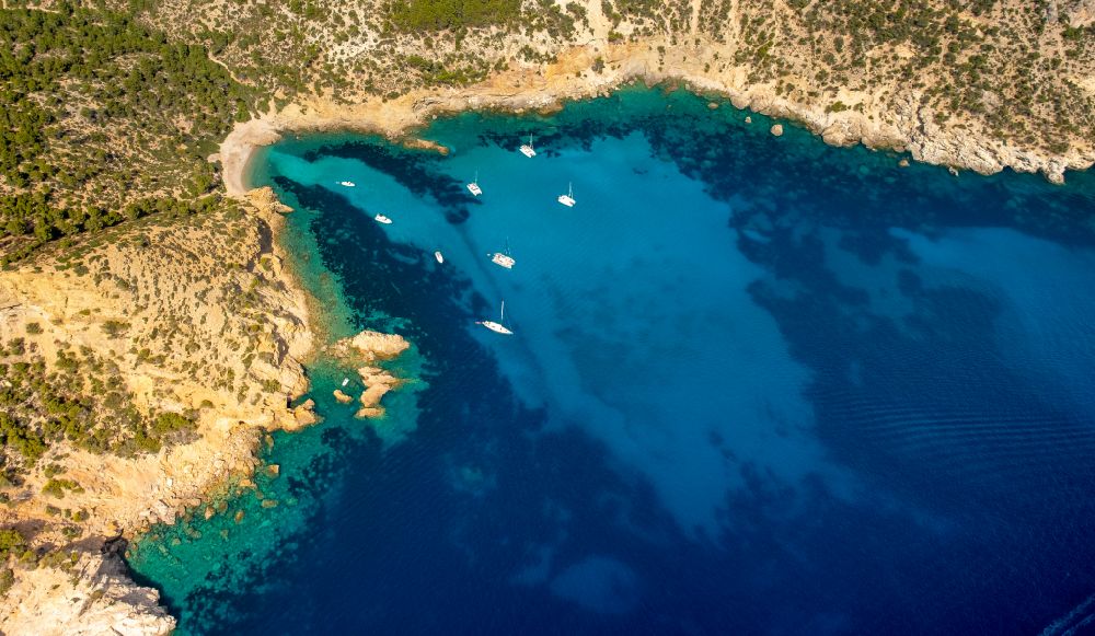 Port d'Andratx aus der Vogelperspektive: Bucht entlang der Meeres- Küste Cala D'egos in Port d'Andratx in Balearische Inseln, Spanien