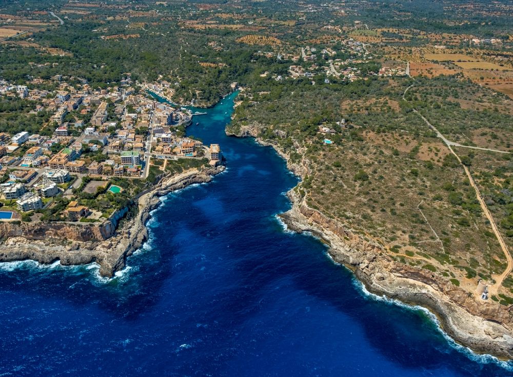 Cala Figuera aus der Vogelperspektive: Bucht entlang der Meeres- Küste in Cala Figuera in Balearische Insel Mallorca, Spanien