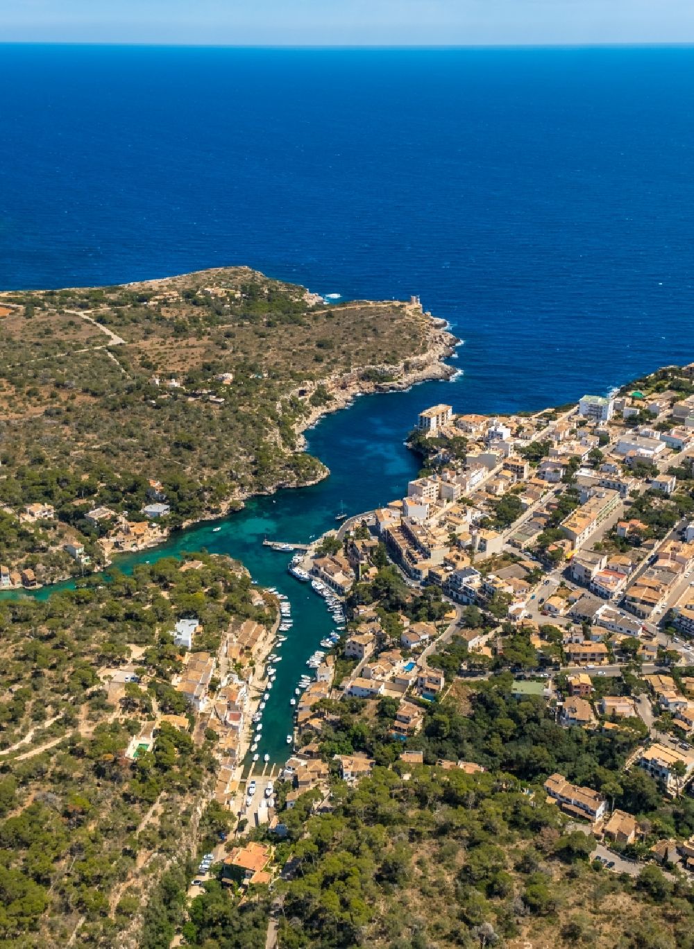 Luftaufnahme Cala Figuera - Bucht entlang der Meeres- Küste in Cala Figuera in Balearische Insel Mallorca, Spanien