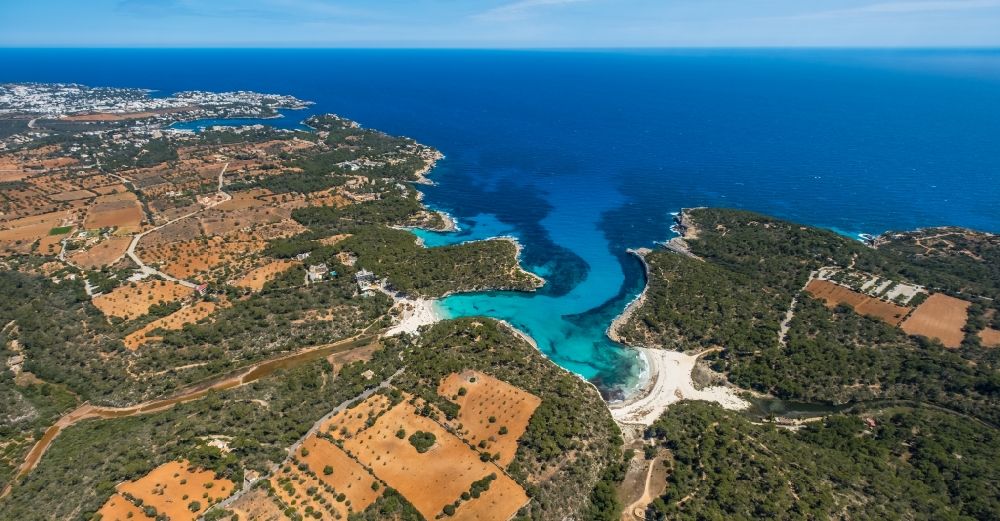 Luftbild Santanyi - Bucht entlang der Meeres- Küste Cala Mondragó mit Stränden in Santanyi in Balearische Insel Mallorca, Spanien