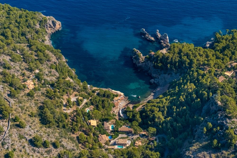 Deia von oben - Bucht entlang der Meeres- Küste Cale de Deya in Deia in Balearische Insel Mallorca, Spanien