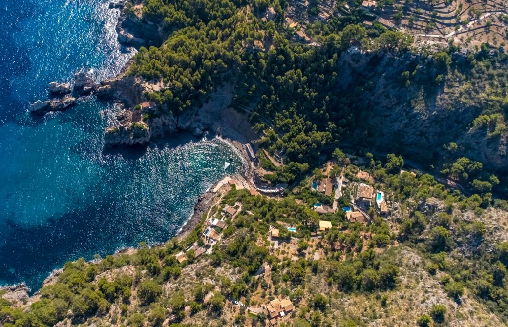 Deia aus der Vogelperspektive: Bucht entlang der Meeres- Küste Cale de Deya in Deia in Balearische Insel Mallorca, Spanien