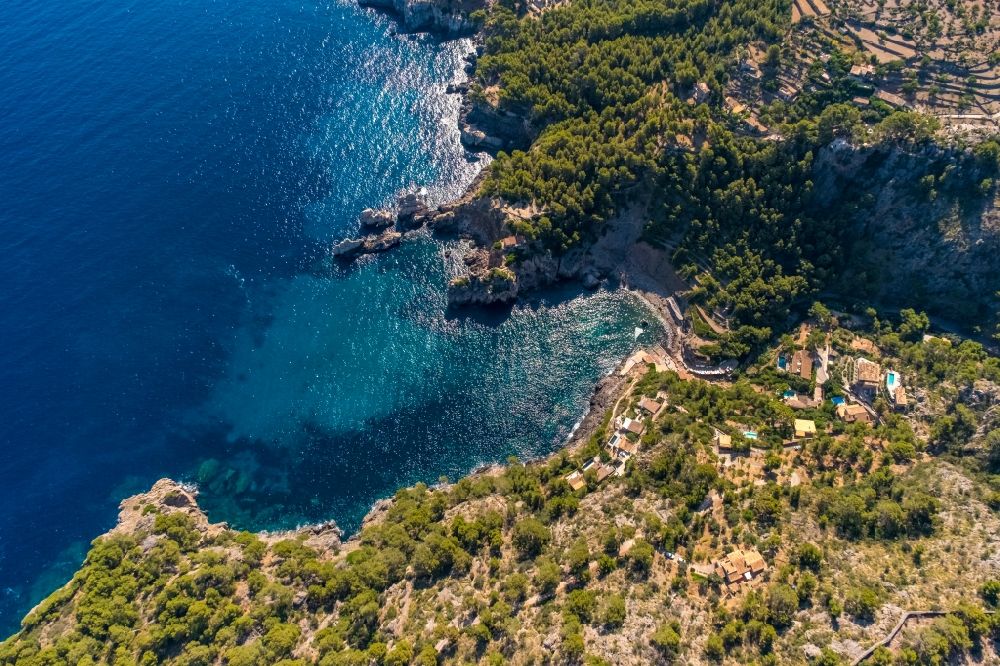 Luftbild Deia - Bucht entlang der Meeres- Küste Cale de Deya in Deia in Balearische Insel Mallorca, Spanien