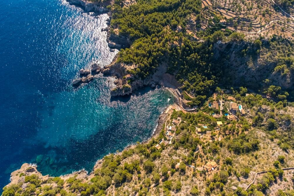 Deia von oben - Bucht entlang der Meeres- Küste Cale de Deya in Deia in Balearische Insel Mallorca, Spanien