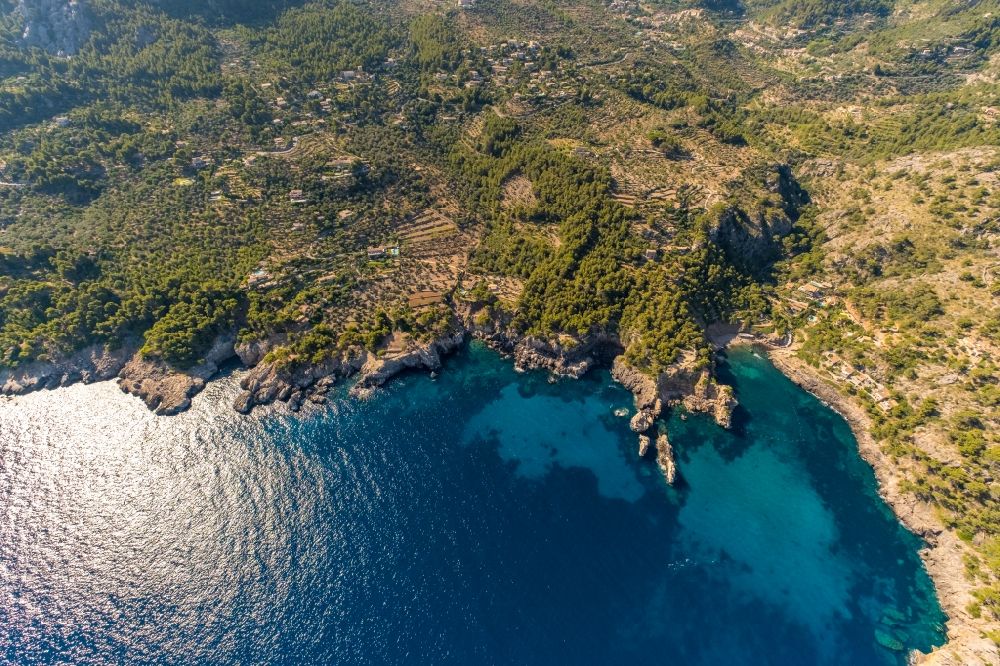 Luftaufnahme Deia - Bucht entlang der Meeres- Küste Cale de Deya in Deia in Balearische Insel Mallorca, Spanien