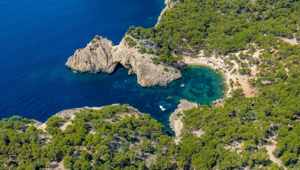 Luftaufnahme Calvia - Bucht entlang der Meeres- Küste Calo den Monjo in Calvia in Balearische Insel Mallorca, Spanien