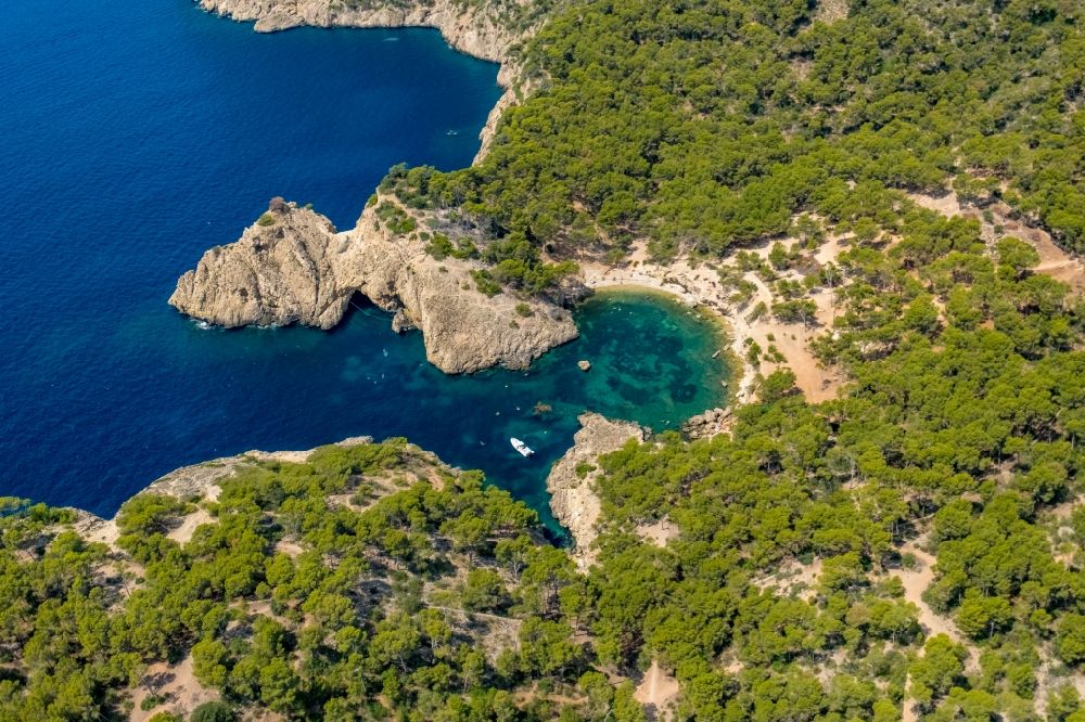 Luftaufnahme Calvia - Bucht entlang der Meeres- Küste Calo den Monjo in Calvia in Balearische Insel Mallorca, Spanien