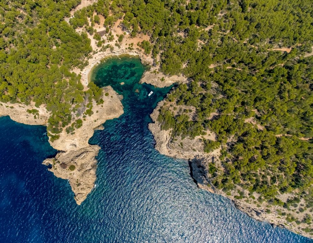 Calvia aus der Vogelperspektive: Bucht entlang der Meeres- Küste Calo den Monjo in Calvia in Balearische Insel Mallorca, Spanien