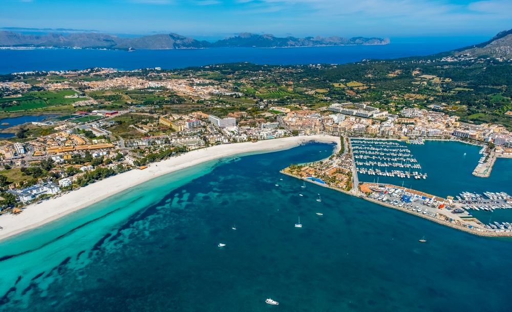 Luftbild Alcudia - Bucht entlang der Meeres- Küste mit Hafen Port d'Alcúdia in Alcudia in Balearische Insel Mallorca, Spanien
