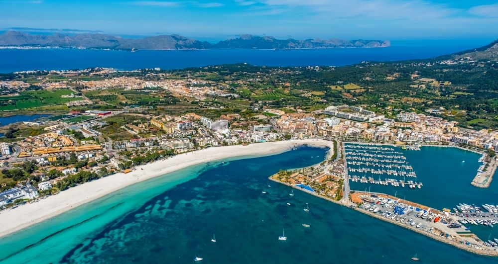 Luftaufnahme Alcudia - Bucht entlang der Meeres- Küste mit Hafen Port d'Alcúdia in Alcudia in Balearische Insel Mallorca, Spanien