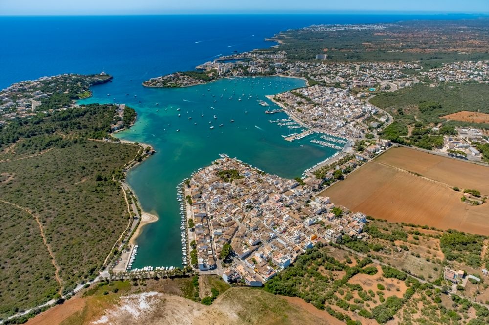 Luftbild Portocolom - Bucht entlang der Meeres- Küste mit den Hafenanlagen des Port de Portocolom in Portocolom in Balearische Inseln, Spanien