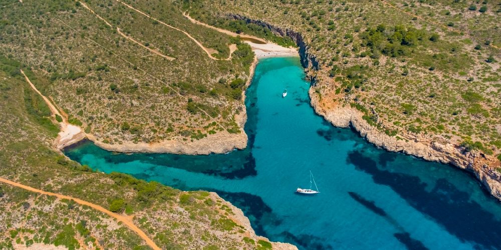 Manacor aus der Vogelperspektive: Bucht entlang der Meeres- Küste Illes Balears in Manacor in Balearische Insel Mallorca, Spanien