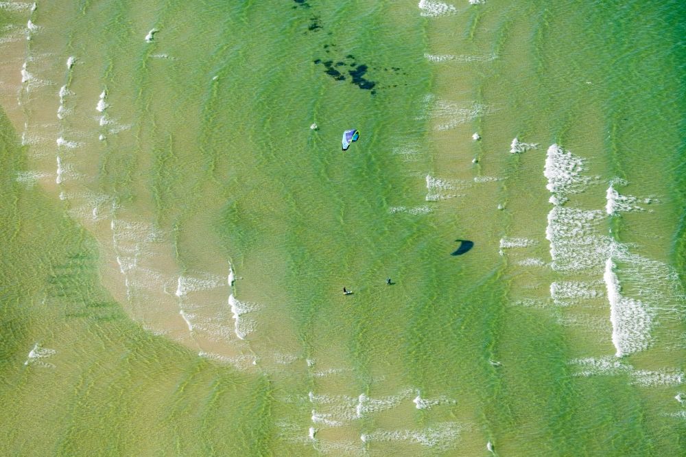 Laboe von oben - Bucht entlang der Meeres- Küste Kiter beim Wassersport in Laboe im Bundesland Schleswig-Holstein, Deutschland