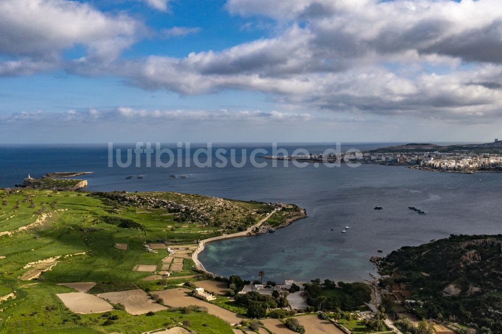Luftaufnahme Il-Mistra - Bucht entlang der Meeres- Küste des Mittelmeers in Il-Mistra in Mistra Bay Beach, Malta