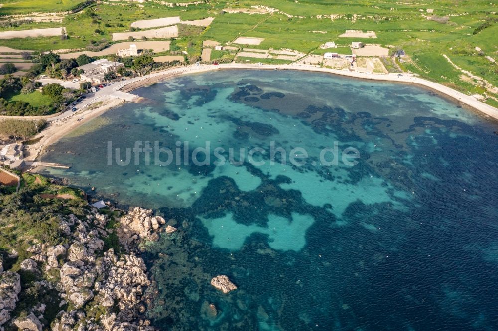 Il-Mistra aus der Vogelperspektive: Bucht entlang der Meeres- Küste des Mittelmeers in Il-Mistra in Mistra Bay Beach, Malta