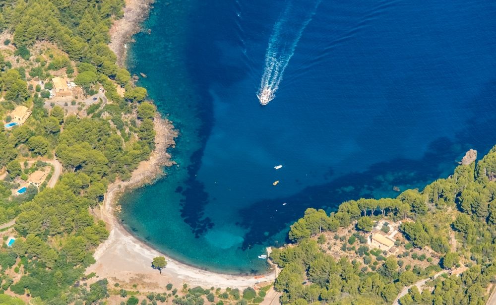 Luftbild Escorca - Bucht entlang der Meeres- Küste mit Motorboot in Fahrt am Strand des Platja Tuent in Cala Tuent in Balearische Insel Mallorca, Spanien