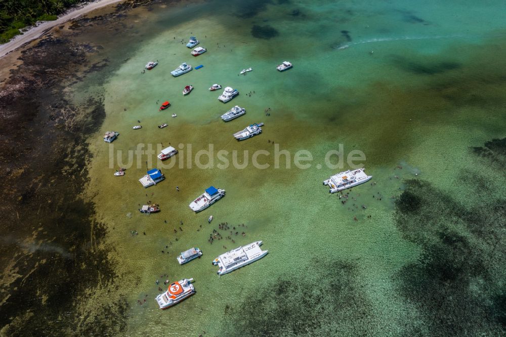 Punta Cana aus der Vogelperspektive: Bucht entlang der Meeres- Küste Natural Pool in Punta Cana in La Altagracia, Dominikanische Republik